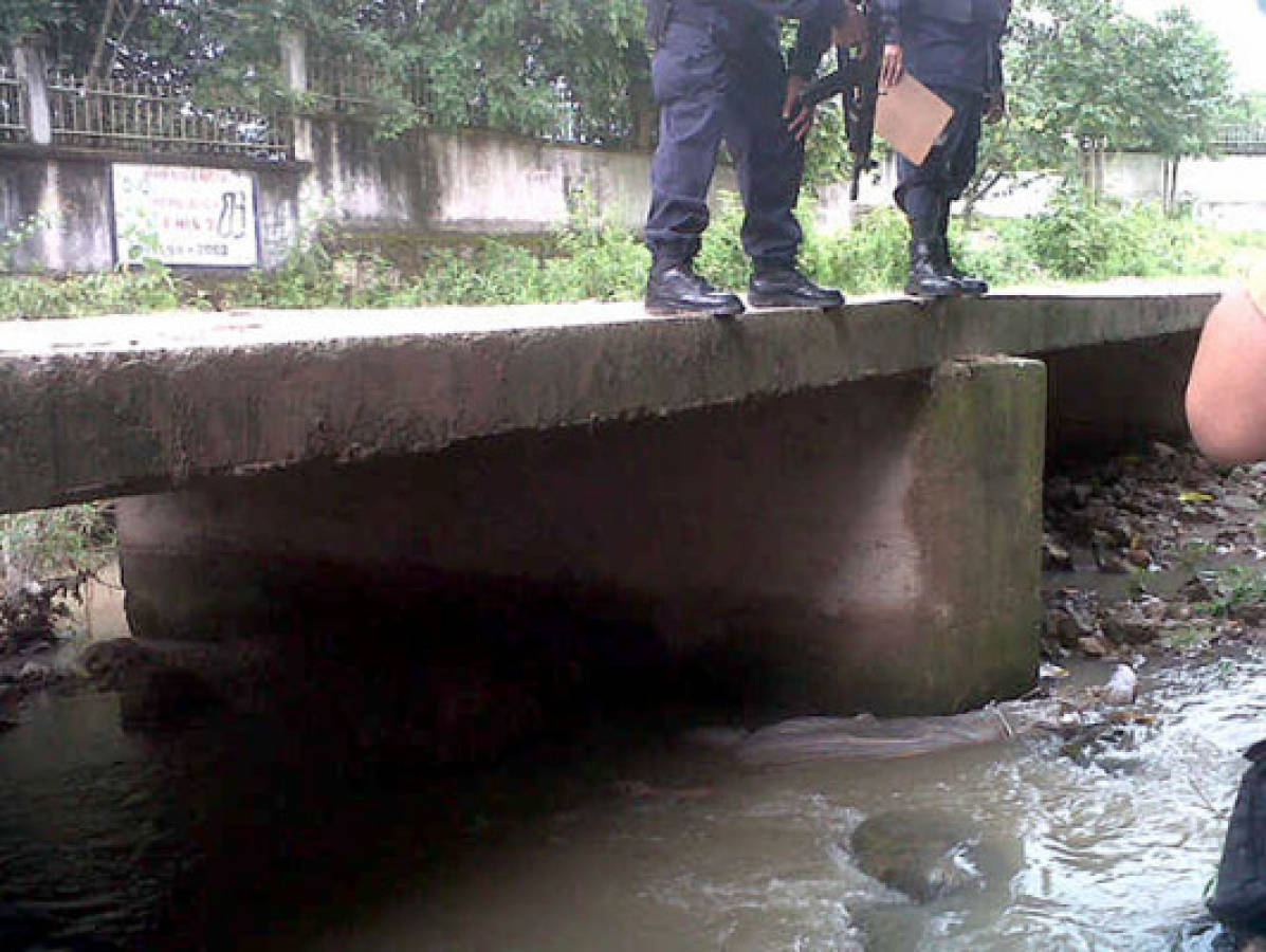 Envuelto en una cobija y flotando en quebrada encuentran cadÃver