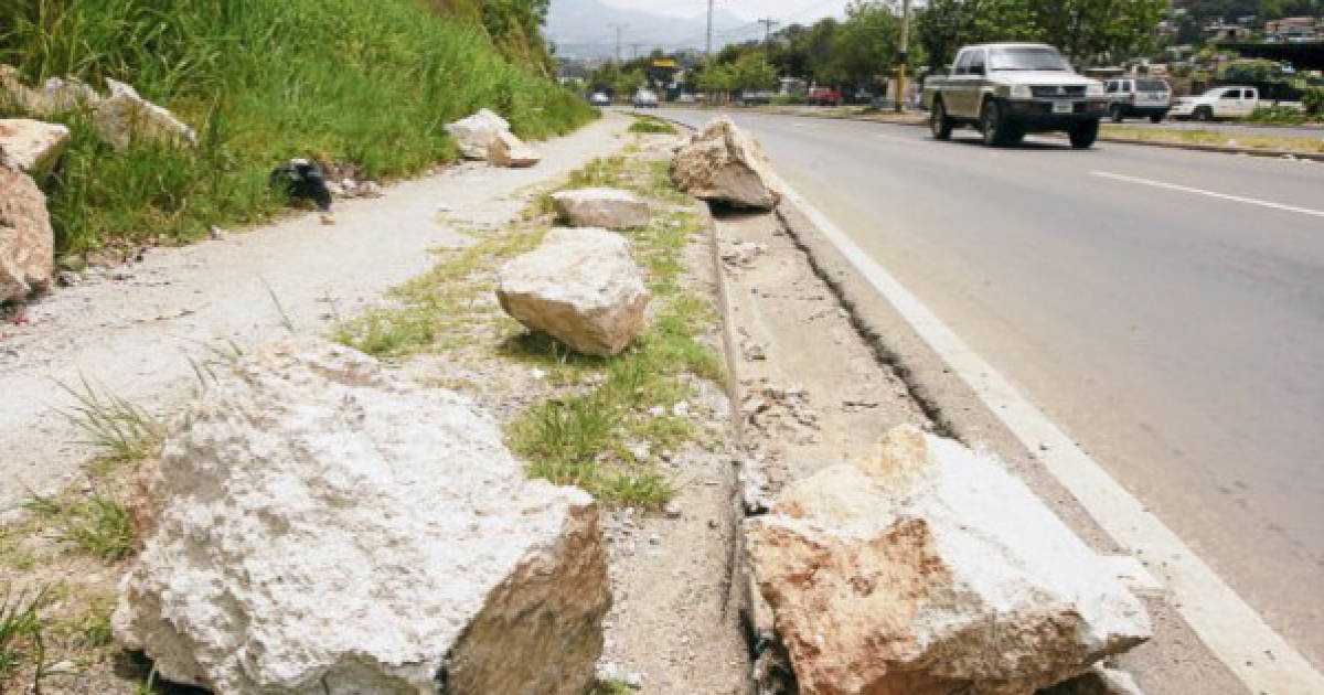 Derrumbe De Piedras En Bulevar Fuerza Armadas