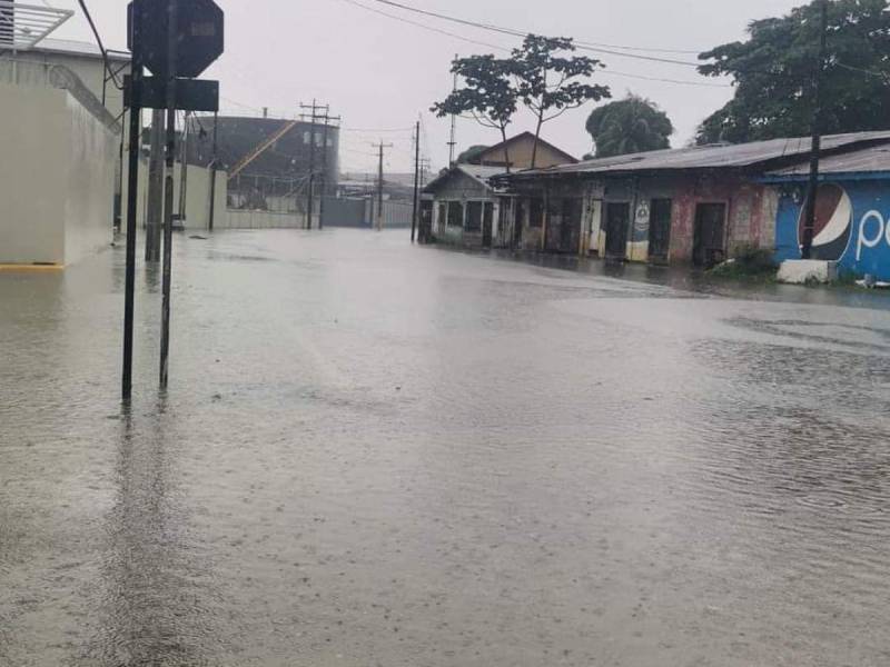 Lluvias por frente frío dejan varios sectores inundados en Cortés