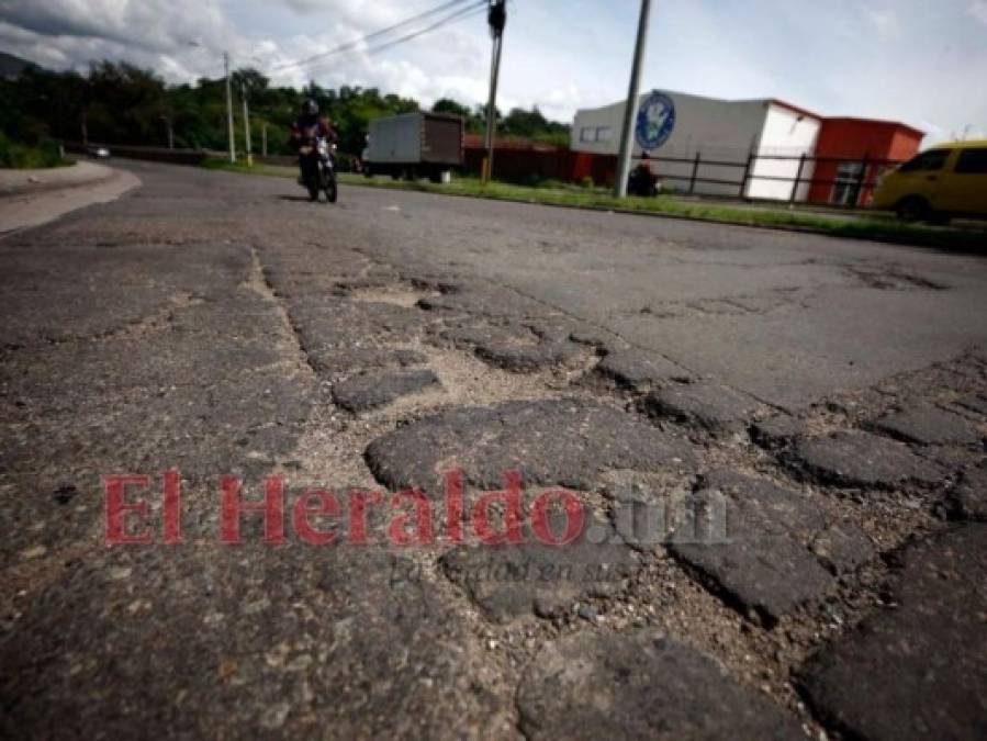 Baches Tierra Y Alcantarillas Destapadas Deterioradas Calles De La