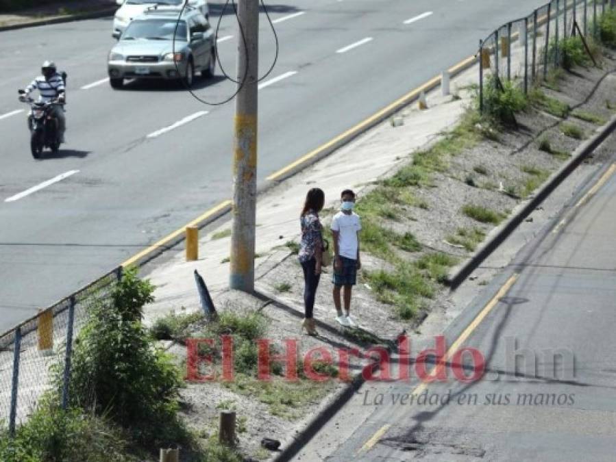 Baches Tierra Y Alcantarillas Destapadas Deterioradas Calles De La