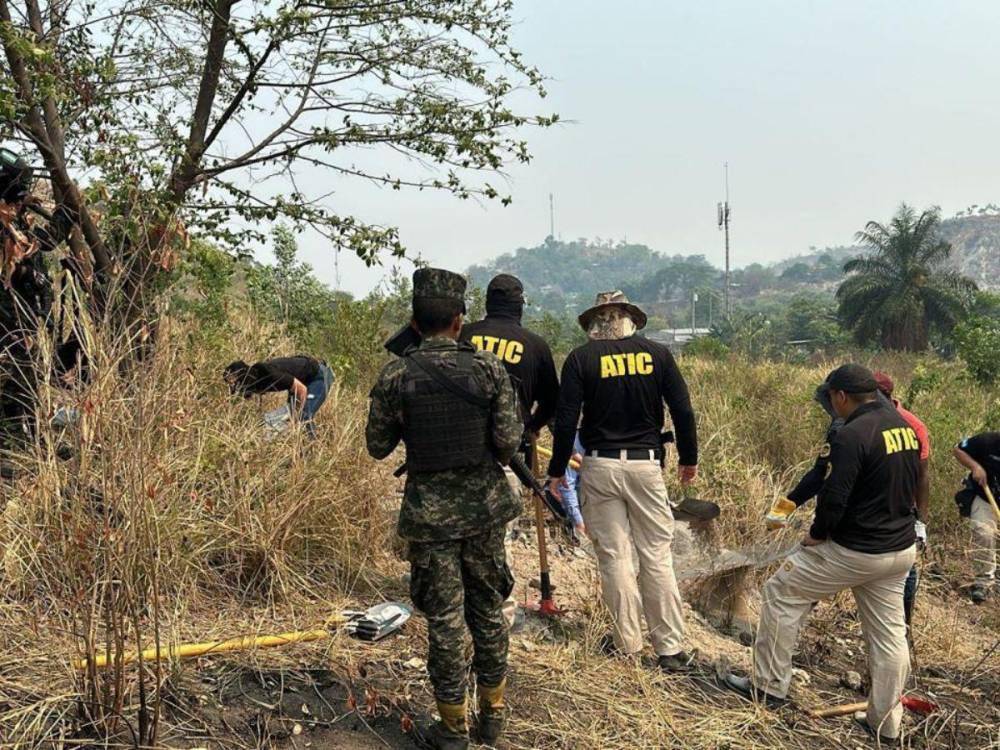 $!Un total de 10 personas fueron encontradas en un cementerio clandestino en Lomas del Carmen, en San Pedro Sula. El hallazgo ocurrió entre el 17 y 27 de mayo de 2024.