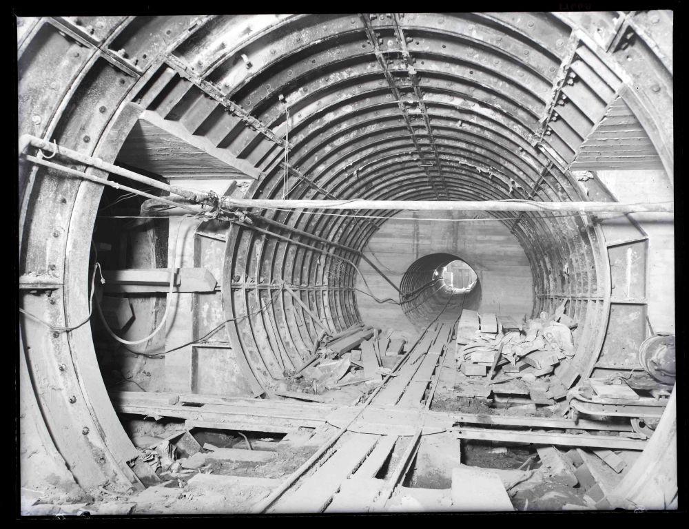 $!Los británicos construyeron túneles para servir como refugios durante el bombardeo alemán, pero se terminaron después. (LONDON Tunnels)