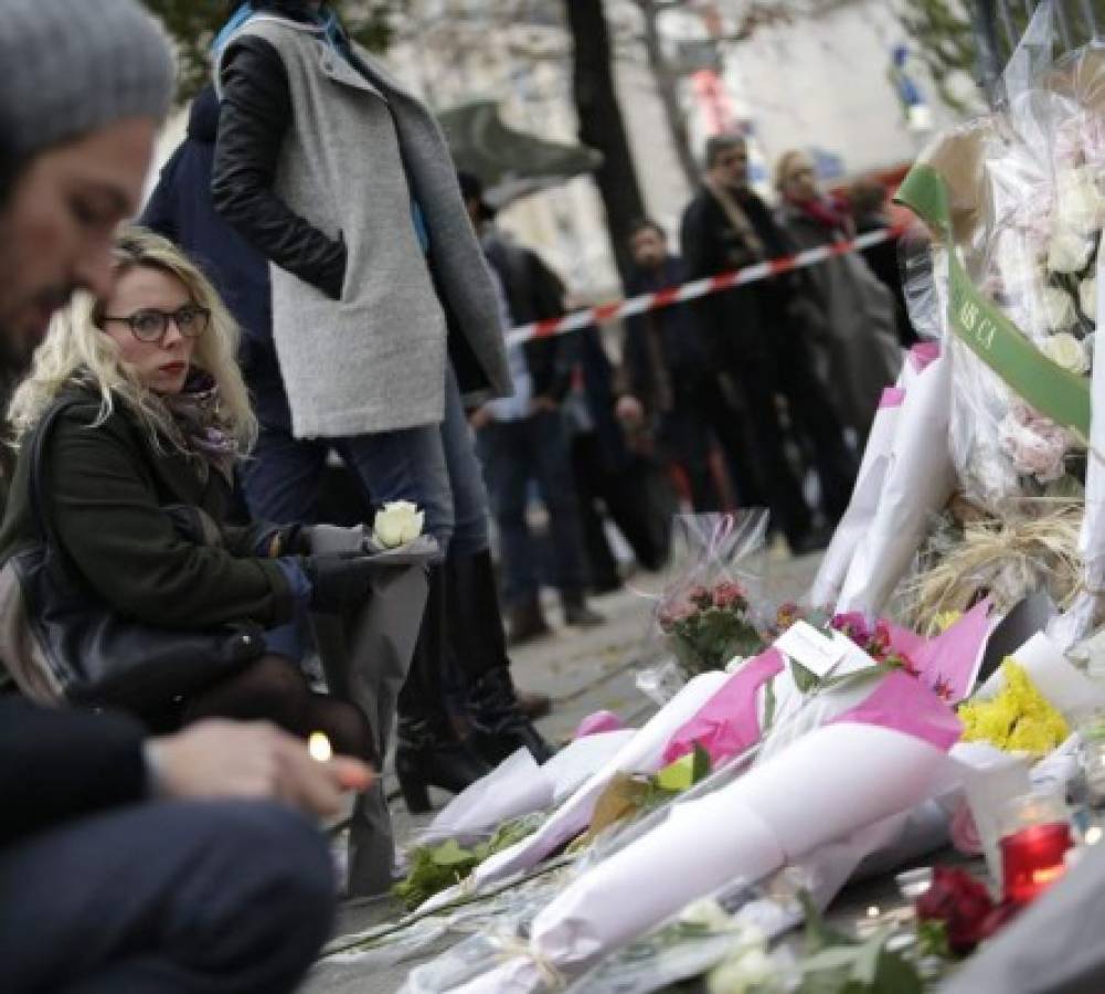 Centenares de personas guardan minuto de silencio en Madrid por atentados de París