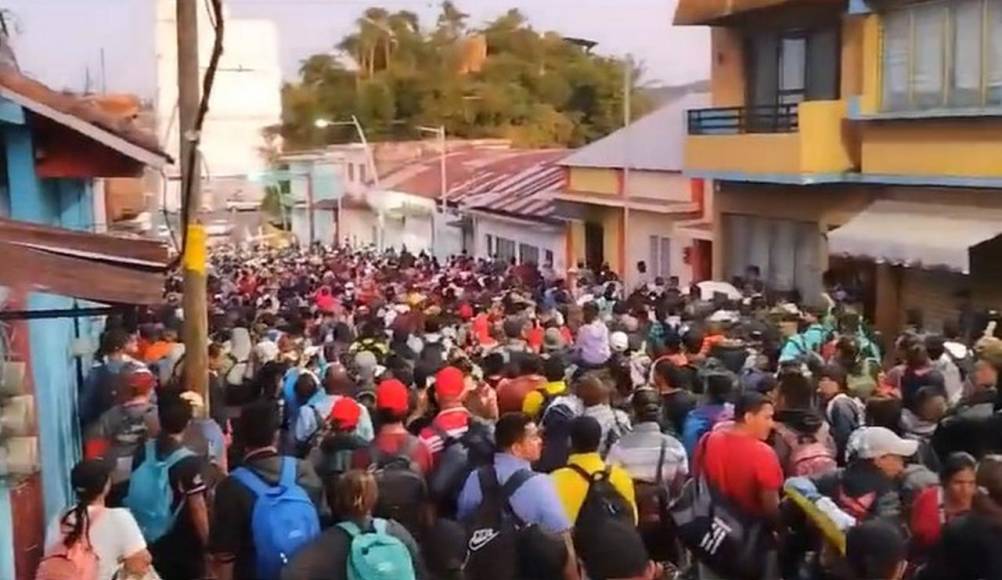 ”No tenemos de otra”: caravana migrante sigue su camino por México