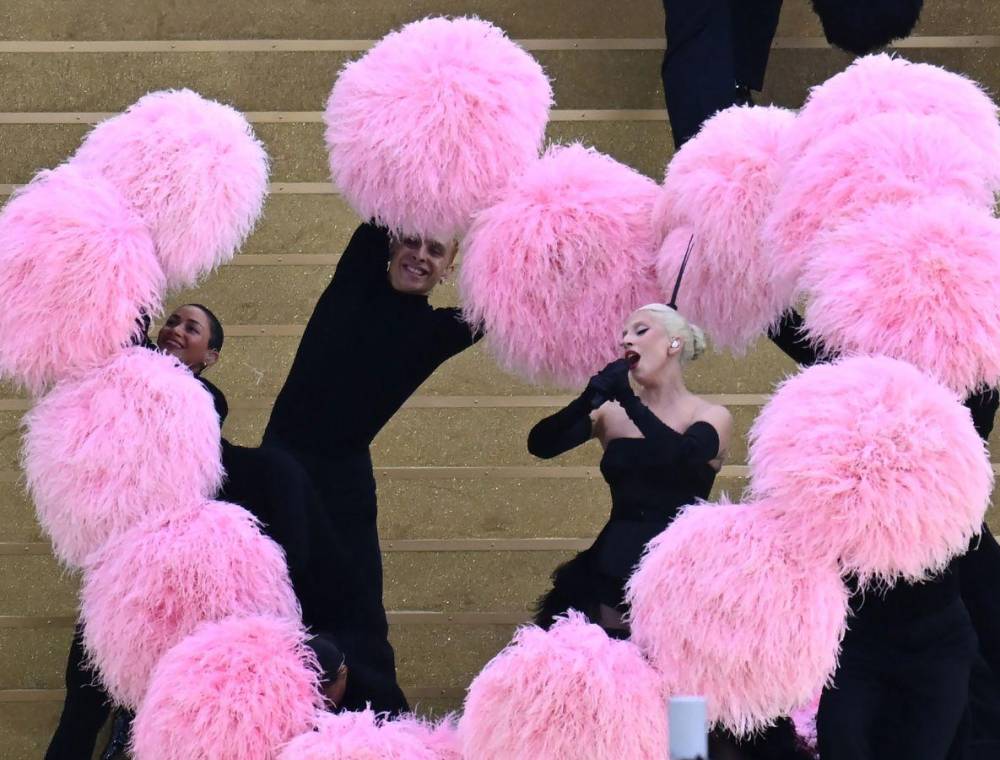 La reina estadounidense del pop Lady Gaga interpretó Mon Truc en Plumes de Zizi Jeanmaire, canción emblemática del music-hall francés, hoy en la ceremonia de apertura de los Juegos Olímpicos de París 2024. A continuación las fotografías.