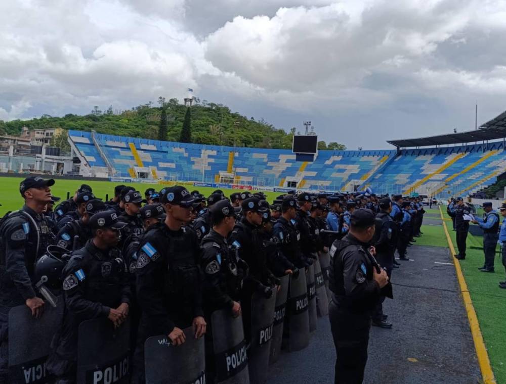 La Policía Nacional se hizo presente para brindar seguridad en el estadio Nacional.