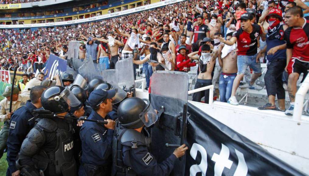 Las trágicas batallas campales entre barras y sanciones en la Liga MX