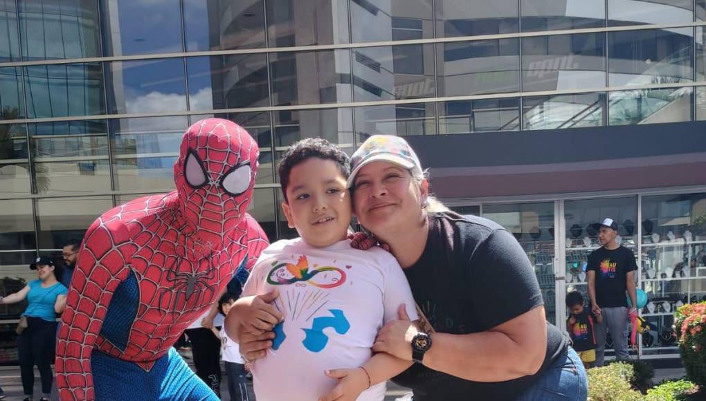 Marchan por la concientización sobre el autismo en la capital