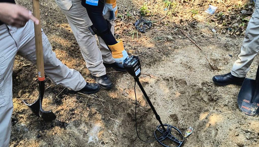 Las imágenes del cementerio clandestino encontrado en Lomas del Carmen, SPS