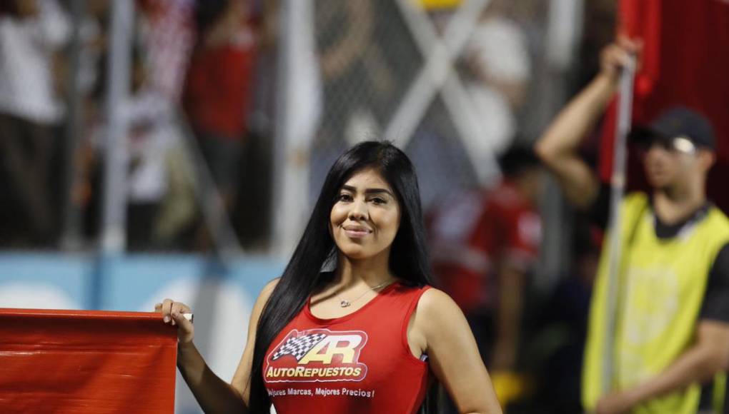 ¡Solo bellezas! Estadio Nacional se llena de lindas chicas para final de Olimpia ante Marathón