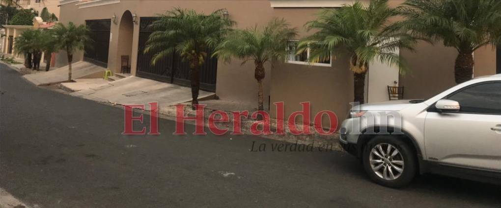 Solitaria luce la casa de JOH en Palmeras de San Ignacio en el día de su extradición