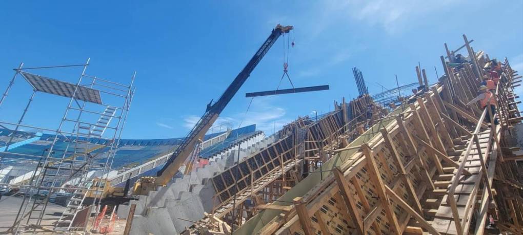 Comienzan a instalar las graderías en el estadio Nacional de Tegucigalpa