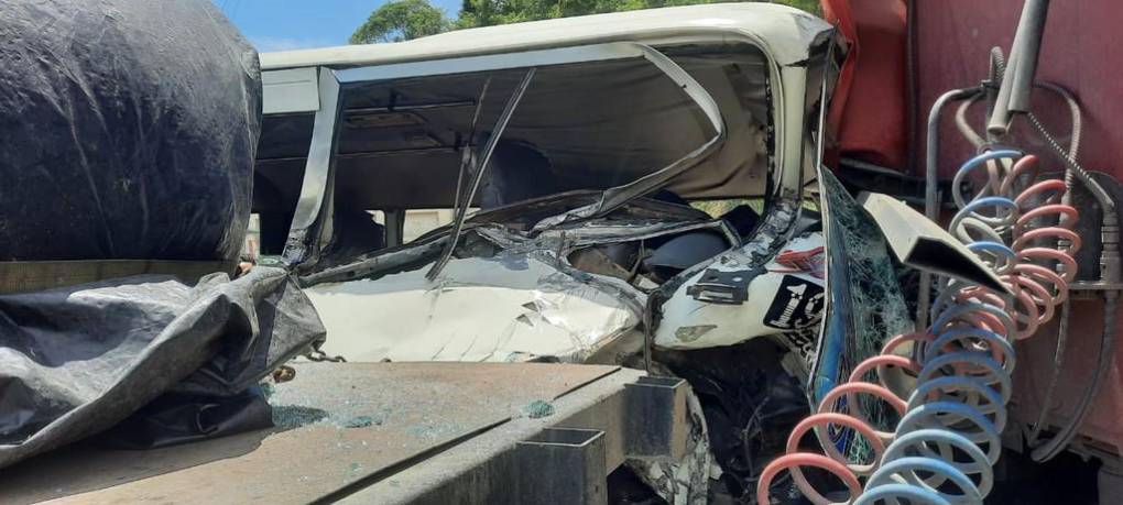 Personas atrapadas y más de 10 heridos: Fuertes imágenes del choque entre bus y rastra en Choloma