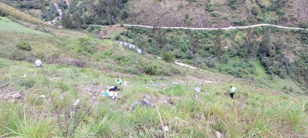 ¡Tragedia! Unos 23 muertos deja caída de un bus a un abismo en Perú