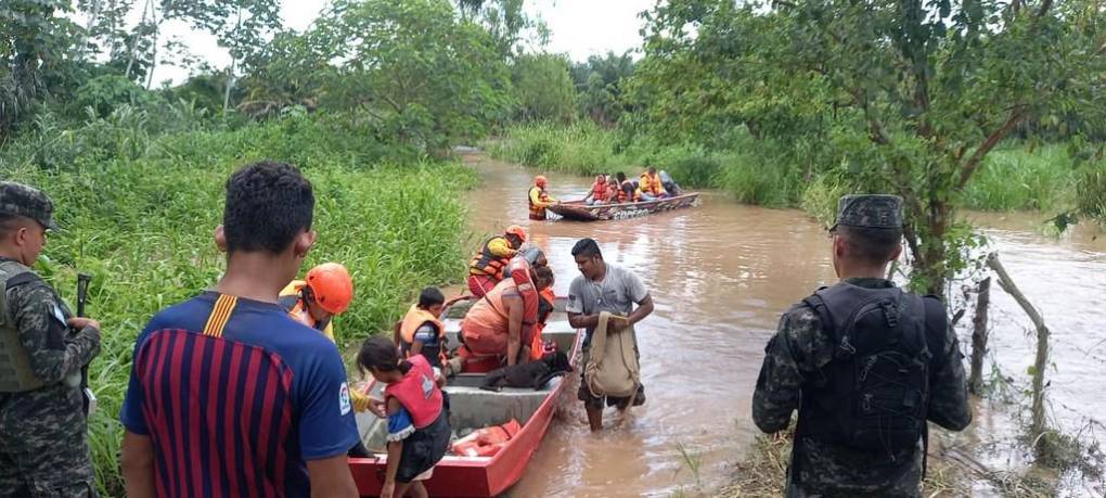 Sacados en brazos, con pocas pertenencias y sus animalitos: el drama que viven familias evacuadas (Fotos)