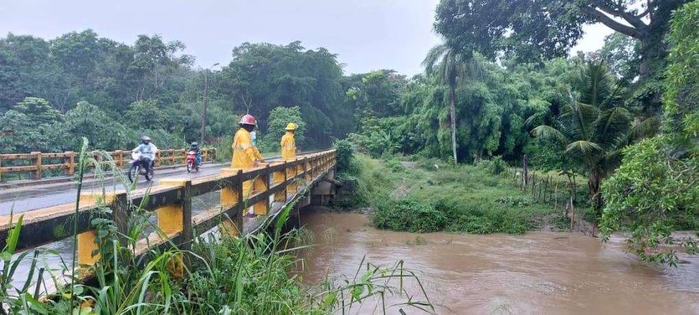 Inundados y sin paso en varios sectores de la zona norte por lluvias