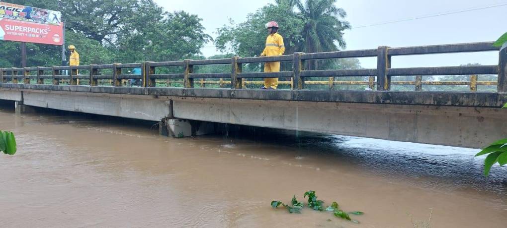 Inundados y sin paso en varios sectores de la zona norte por lluvias