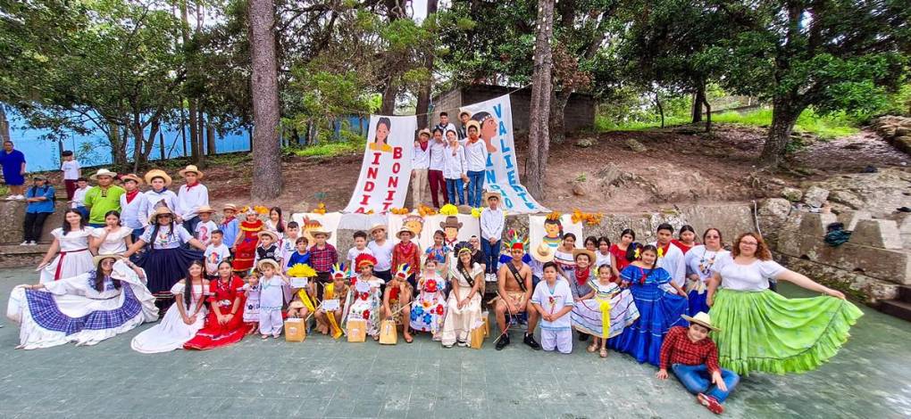 Alumnos conmemoran con danzas el Día del Cacique Lempira en la capital