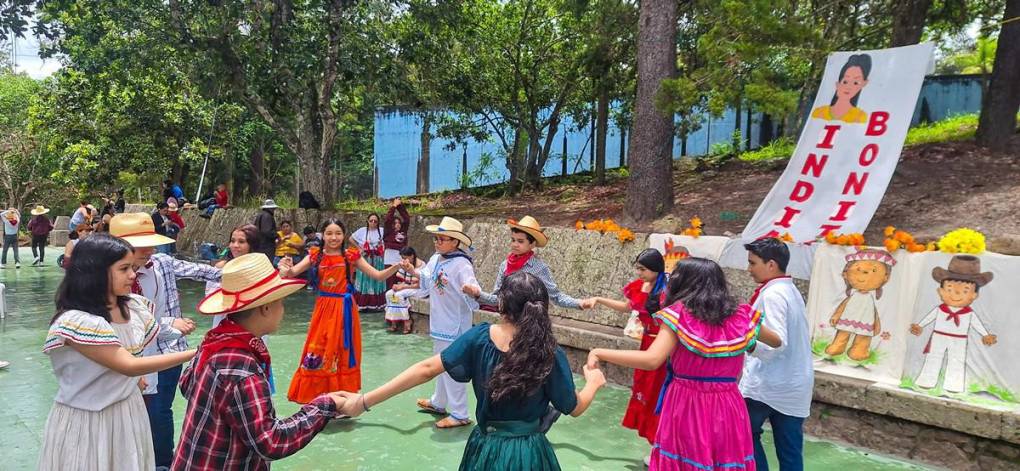 Alumnos conmemoran con danzas el Día del Cacique Lempira en la capital