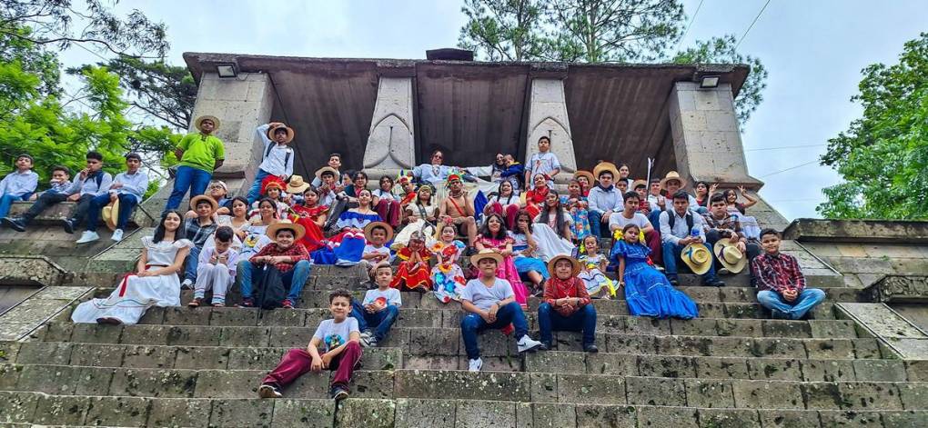 Alumnos conmemoran con danzas el Día del Cacique Lempira en la capital