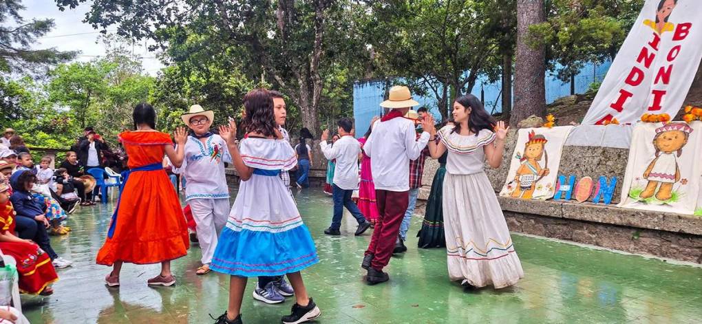 Alumnos conmemoran con danzas el Día del Cacique Lempira en la capital