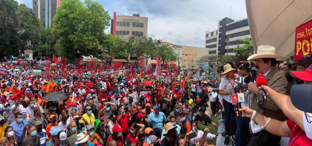 “Aquí lo bolsean a uno”: “Mel” Zelaya interrumpe discurso del Día del Trabajador