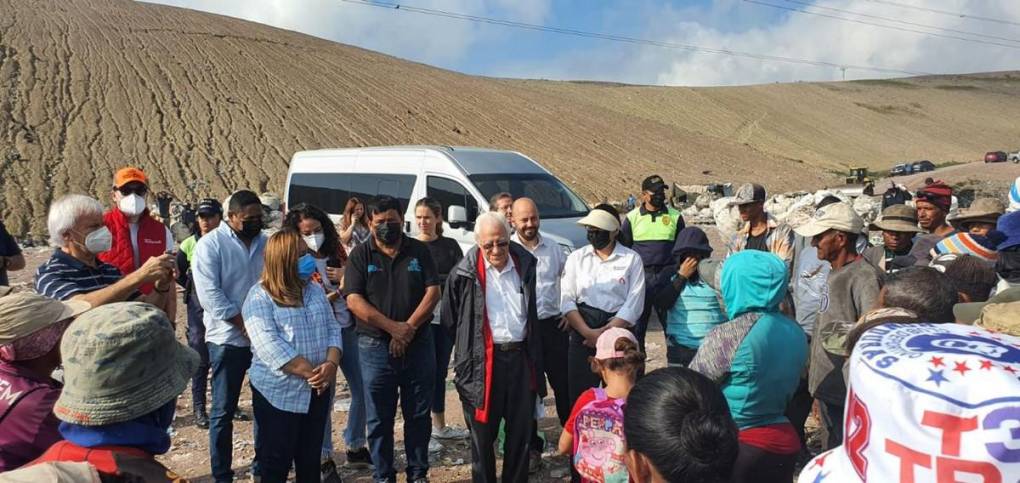 El padre Ángel García llega hasta crematorio capitalino para ayudar a quienes más lo necesitan