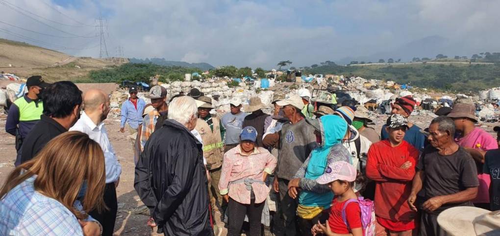 El padre Ángel García llega hasta crematorio capitalino para ayudar a quienes más lo necesitan