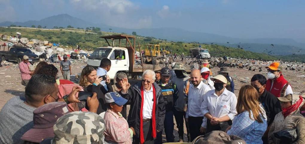 El padre Ángel García llega hasta crematorio capitalino para ayudar a quienes más lo necesitan