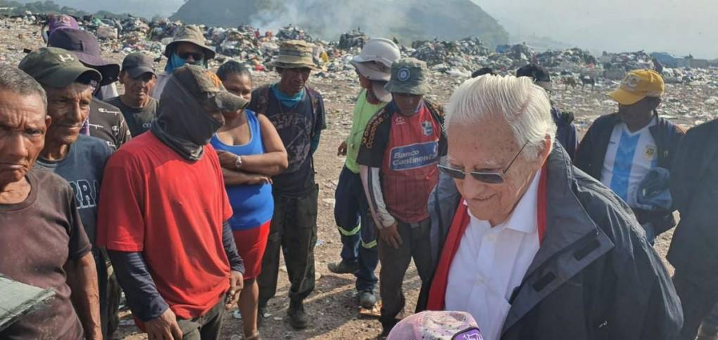 El padre Ángel García llega hasta crematorio capitalino para ayudar a quienes más lo necesitan