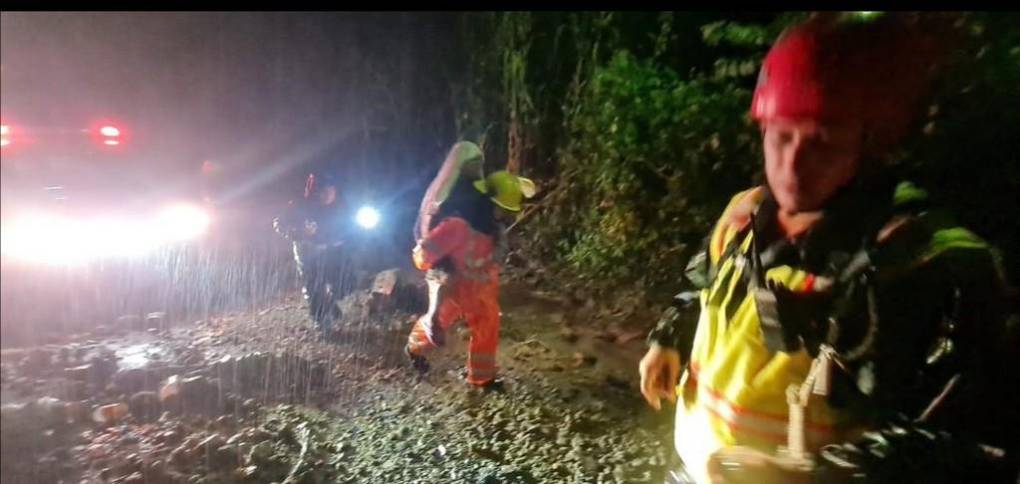 Sacados en brazos, con pocas pertenencias y sus animalitos: el drama que viven familias evacuadas (Fotos)