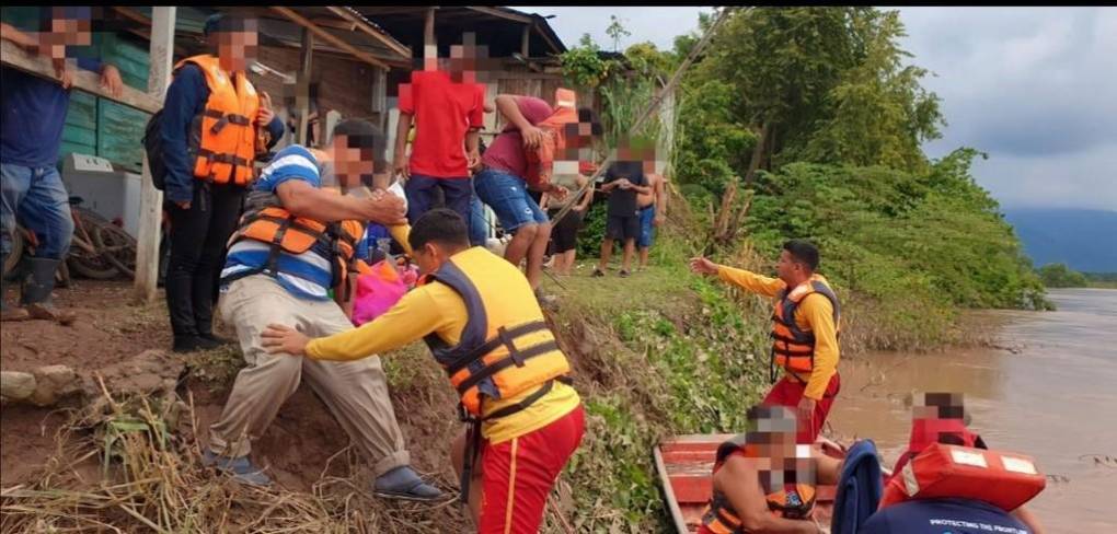 Vías destrozadas y casas derrumbadas: pobre infraestructura de Honduras golpeada por lluvias