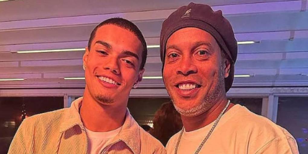 Hijo de Ronaldinho deja a Barcelona y firmó por un equipo de la Premier League