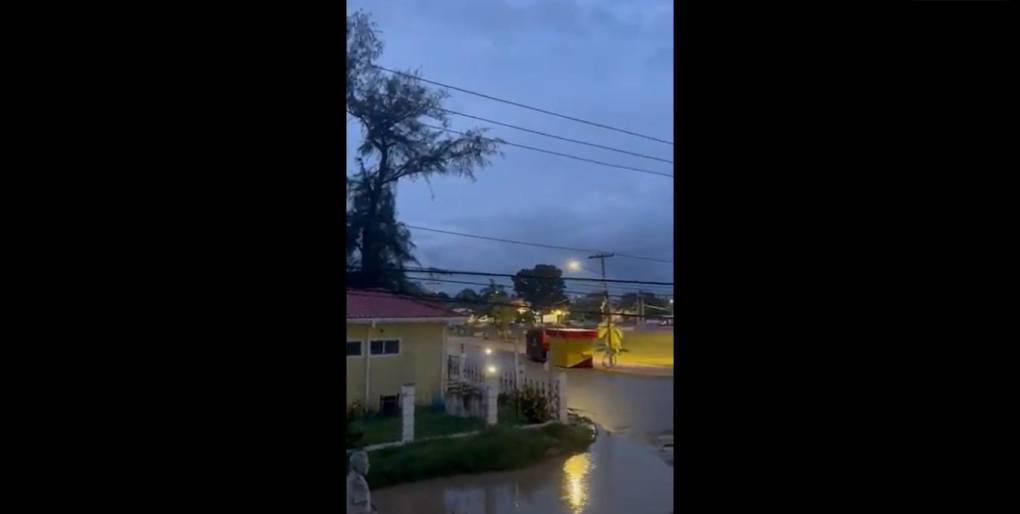 Tráfico, desesperación y temor: Evacúan La Lima ante llamado de emergencia por lluvias