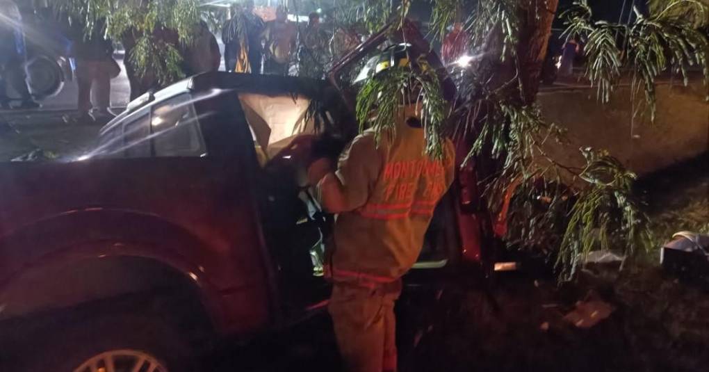 Difícil rescate de conductor atrapado tras accidente frente a Palmerola