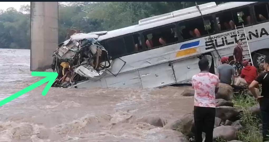 Las imágenes del accidente de un bus lleno de migrantes en Copán; hay 4 muertos