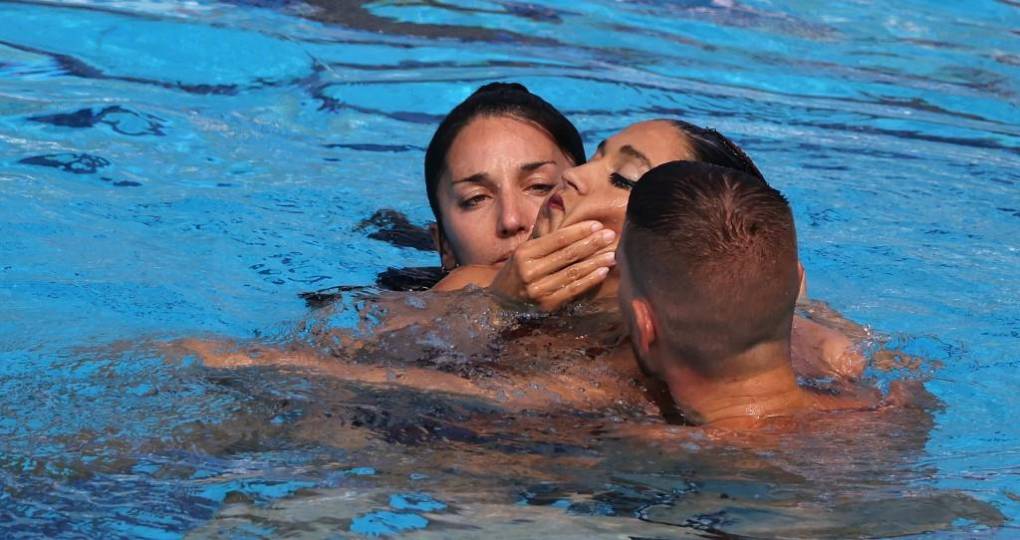 La heroica acción de una entrenadora para salvar a nadadora que se desmayó en pleno Mundial de Natación (Fotos)