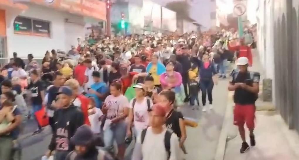 ”No tenemos de otra”: caravana migrante sigue su camino por México