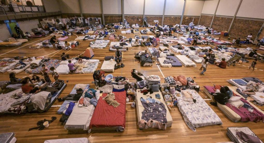 Miles de damnificados por inundaciones en Brasil son refugiados en albergues