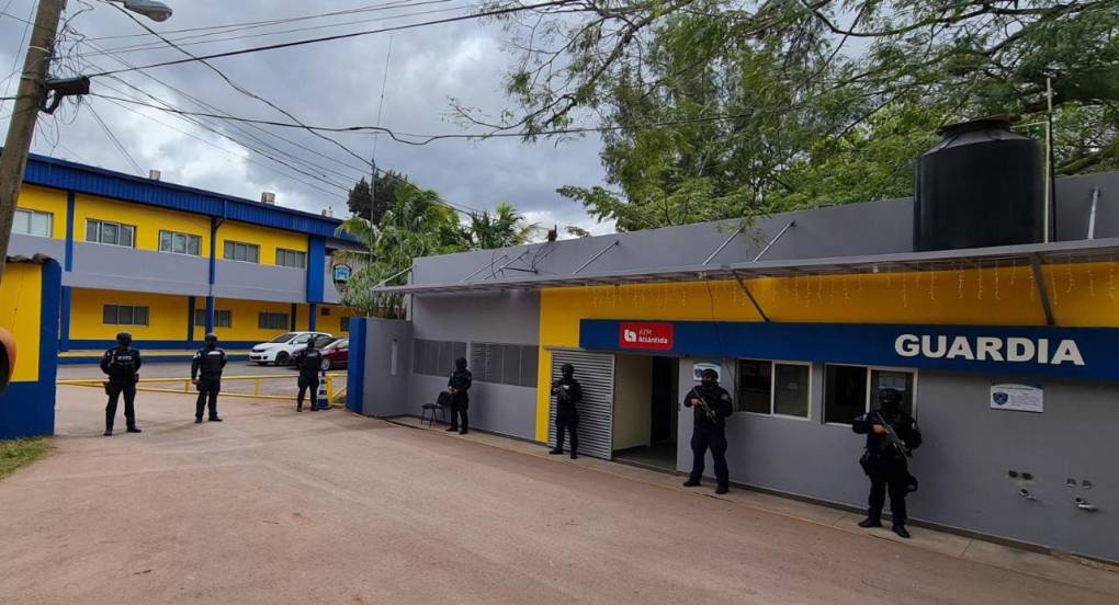 Así lucen los anillos de seguridad que resguardan a JOH en su detención