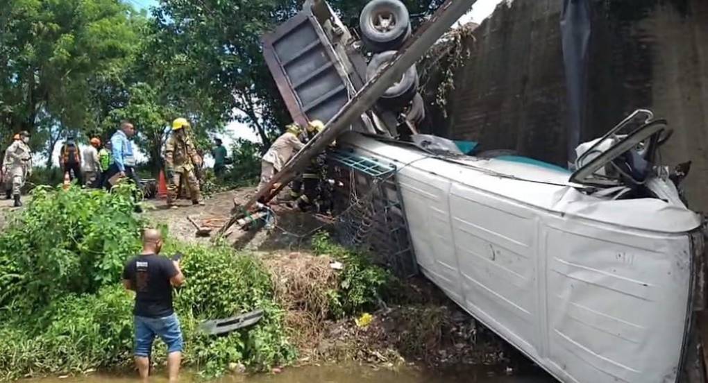 Escena del desastre: imágenes del accidente en El Progreso donde murió un niño y 15 personas resultaron heridas