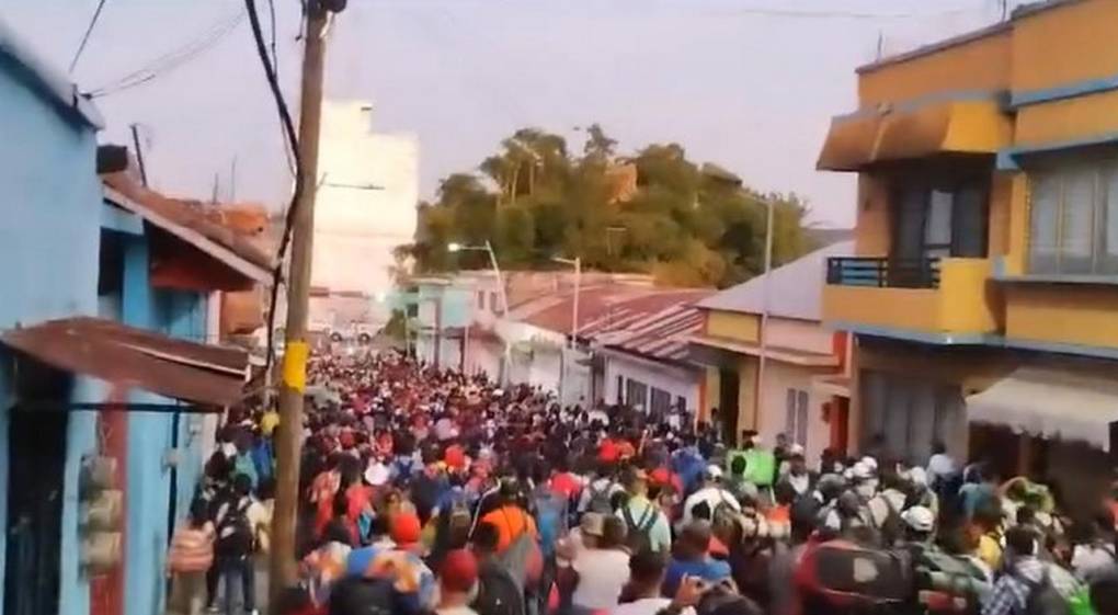 ”No tenemos de otra”: caravana migrante sigue su camino por México