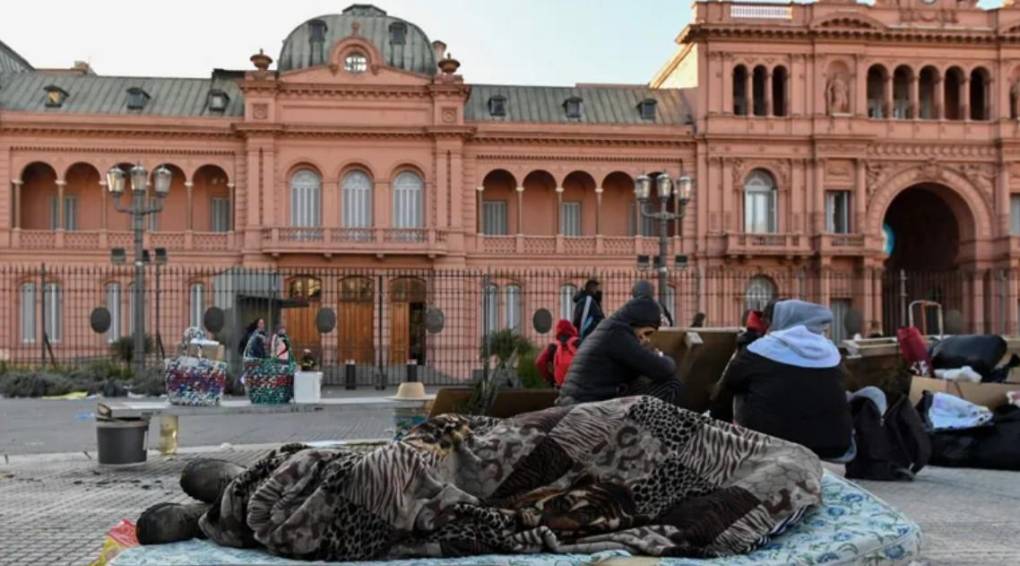 Conmoción en Argentina por muerte de una bebé sin hogar que dormía frente a la Casa Rosada