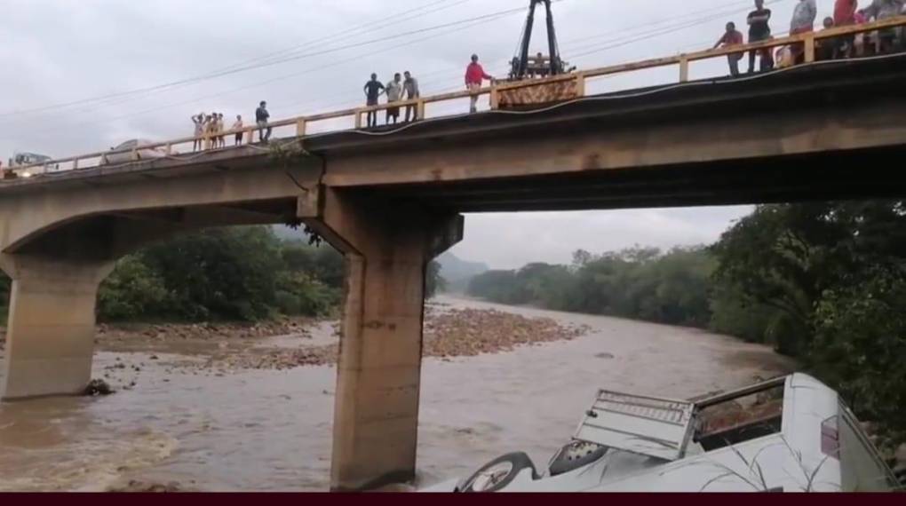 Las imágenes del accidente de un bus lleno de migrantes en Copán; hay 4 muertos