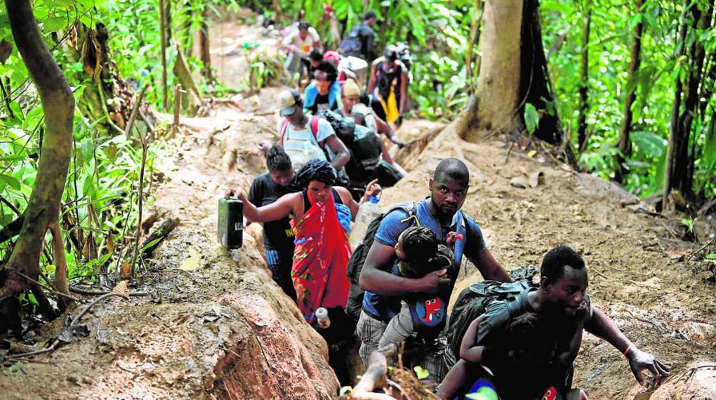 “He visto a mamás dejar a sus hijos ahí”: crudos relatos del tapón del Darién, la selva donde Dios no entra