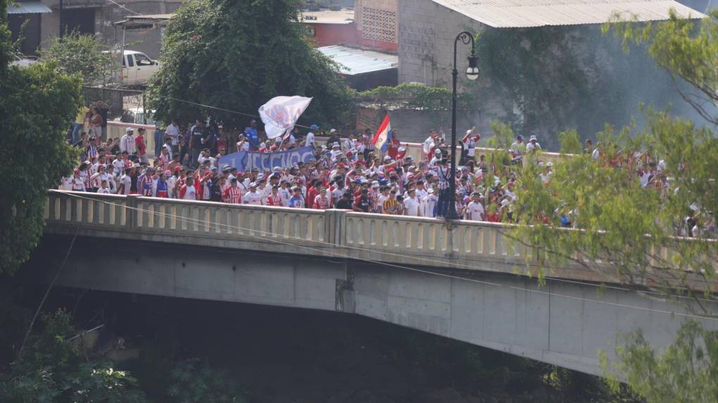 La majestuosa llegada de la Ultra Fiel para final de ida de Olimpia ante Marathón