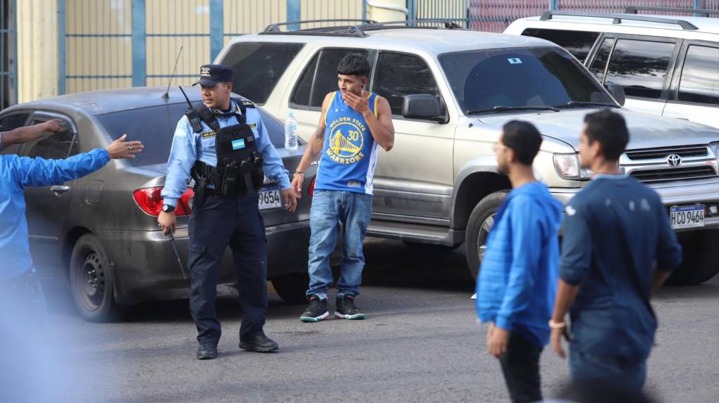 ¡Disturbios en el Nacional! Así fue la llegada de la barra del Motagua