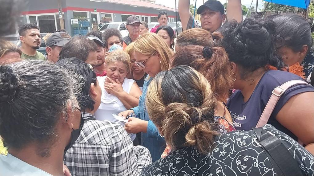 Angustia y dolor: Familiares desesperados exigen respuestas sobre la matanza en PNFAS