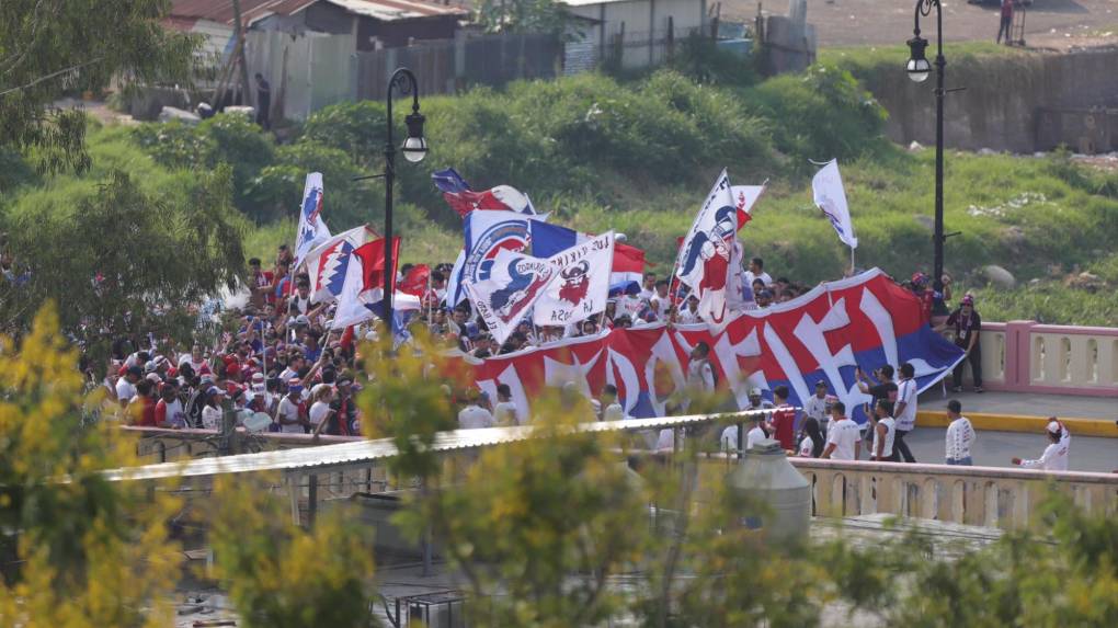 La majestuosa llegada de la Ultra Fiel para final de ida de Olimpia ante Marathón